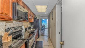 Signature appartement, 1 slaapkamer, balkon, uitzicht op oceaan | Privékeuken | Een koelkast, een magnetron, een oven, een kookplaat