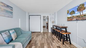 Signature-Apartment, 1 Schlafzimmer, Balkon, Meerblick | Wohnzimmer | 40-Zoll-Smart-TV mit Digitalempfang