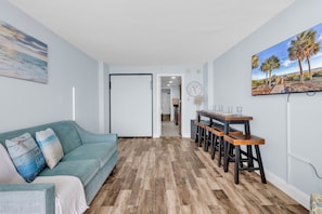 Condo com design assinado, 1 quarto, sacada, vista para o oceano | Sala de estar | Smart TV 40 polegadas com canais digitais