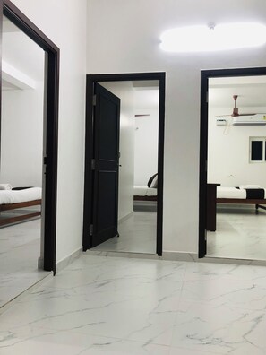 Laptop workspace, free WiFi - Virtus home stay  (Puducherry)