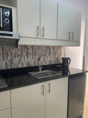 Een koelkast, een microgolfoven, een kookplaat