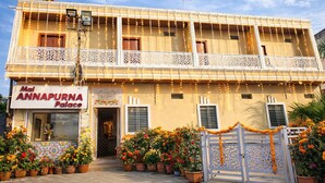 Un bâtiment à deux étages sur lequel on peut lire l’inscription : « Mai Annapurna Palace ».