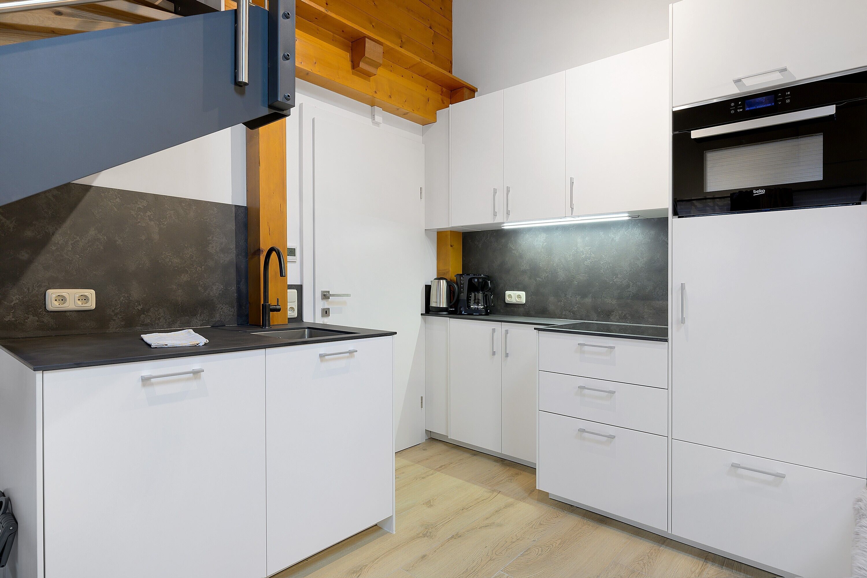 Kjøleskap, mikrobølgeovn, ovn og kokeplater