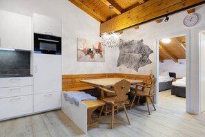 Dining - Apartment Goodlife B10 – 100 m to Kohlmaisbahn, Steps from Town Center (Saalbach)