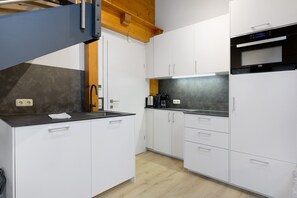 Frigorifero, microonde, forno, piano cottura
