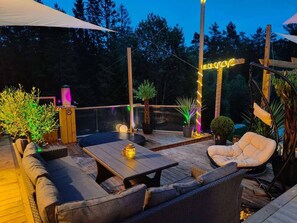 Outdoor dining - Oslo Wildwood Lodge – Wood-Fired Hot Tub (Oslo)