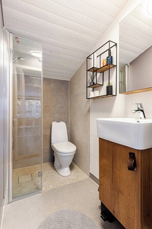 Shower - Oslo Wildwood Lodge – Wood-Fired Hot Tub (Oslo)