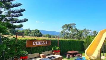 Escritorio, espacio para trabajar con laptop y wifi gratis