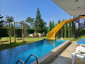 Kolam renang outdoor, dengan kursi berjemur