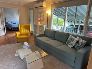 2 bedrooms, iron/ironing board, Internet, bed sheets - Charming 3 Bedroom Home in Garran, Perfect for Families and Groups (Garran)