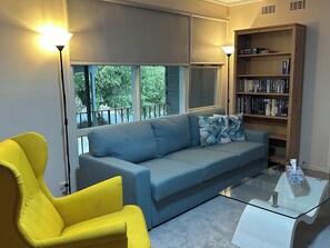 تلفزيون، ألعاب فيديو، كُتُب