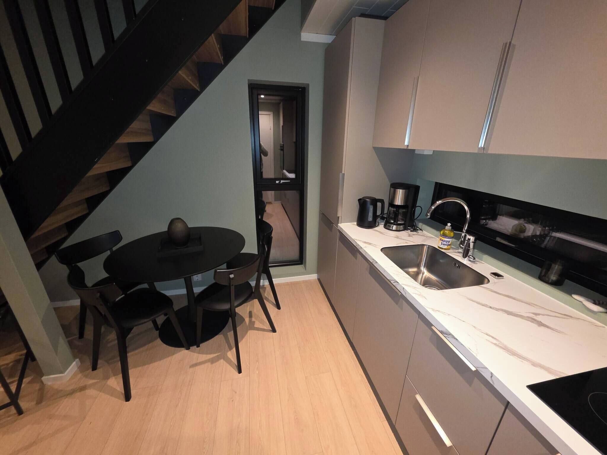 Fridge, oven, dishwasher, coffee/tea maker