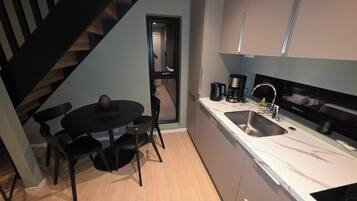 Fridge, oven, dishwasher, coffee/tea maker