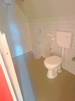 Cabaña familiar, vistas al jardín | Baño | Ducha, toallas, jabón y champú