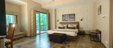 Een strijkplank/strijkijzer, internet, beddengoed