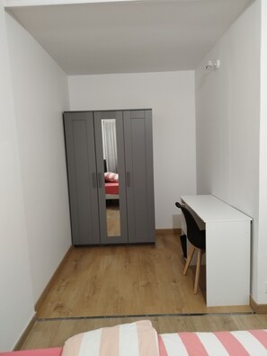 2 chambres, fer et planche à repasser, Wi-Fi, draps fournis