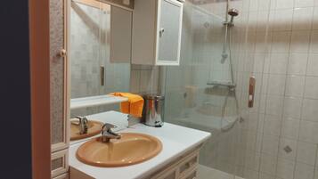 Regadera, toallas, jabón, papel de baño