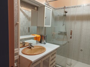 Douche, serviettes fournies, savon, papier toilette