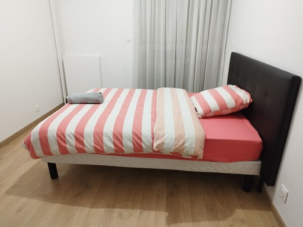 2 chambres, fer et planche à repasser, Wi-Fi, draps fournis