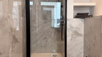 Håndklær, såpe og toalettpapir