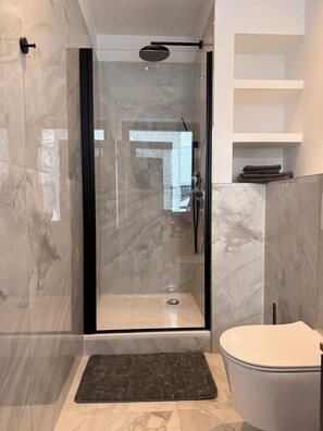 Shower, towels, soap, toilet paper - Salt & Smoky · Deluxe Boutique Room in Lüneburg’s Old Town (Lüneburg)