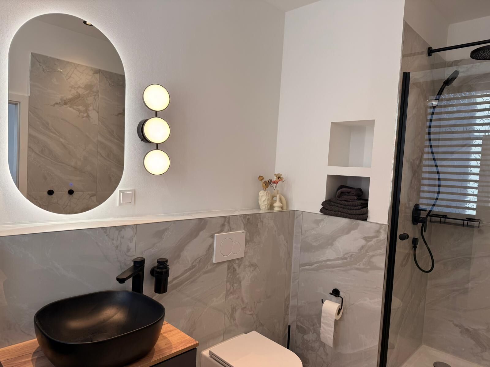 Pyyhkeet, saippua, vessapaperi