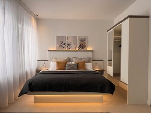 1 bedroom, desk, WiFi, bed sheets - Salt & Smoky · Deluxe Boutique Room in Lüneburg’s Old Town (Lüneburg)