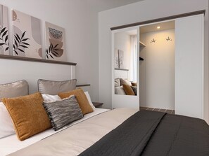 1 bedroom, desk, WiFi, bed sheets - Salt & Smoky · Deluxe Boutique Room in Lüneburg’s Old Town (Lüneburg)