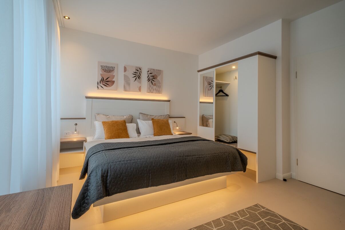 1 bedroom, desk, WiFi, bed sheets