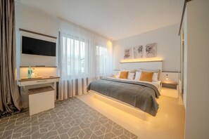 1 bedroom, desk, WiFi, bed sheets - Salt & Smoky · Deluxe Boutique Room in Lüneburg’s Old Town (Lüneburg)