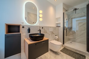 Shower, towels, soap, toilet paper - Salt & Smoky · Deluxe Boutique Room in Lüneburg’s Old Town (Lüneburg)