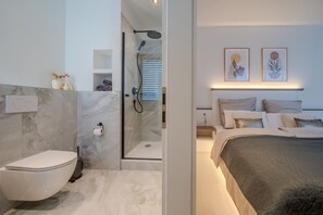 Shower, towels, soap, toilet paper - Salt & Smoky · Deluxe Boutique Room in Lüneburg’s Old Town (Lüneburg)