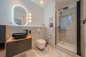 Shower, towels, soap, toilet paper - Salt & Smoky · Deluxe Boutique Room in Lüneburg’s Old Town (Lüneburg)