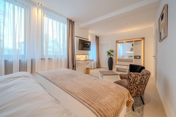 1 bedroom, desk, WiFi, bed sheets - Salt & Smoky · Deluxe Boutique Room in Lüneburg’s Old Town (Lüneburg)