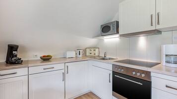 Geladeira, micro-ondas, fogão, cooktop