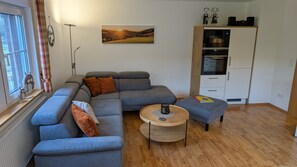 Tv, dvd-spelare, ett bordtennisbord och en stereo