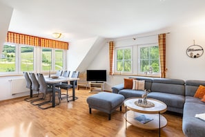 Fernseher, DVD-Player, Tischtennisplatte, Stereoanlage