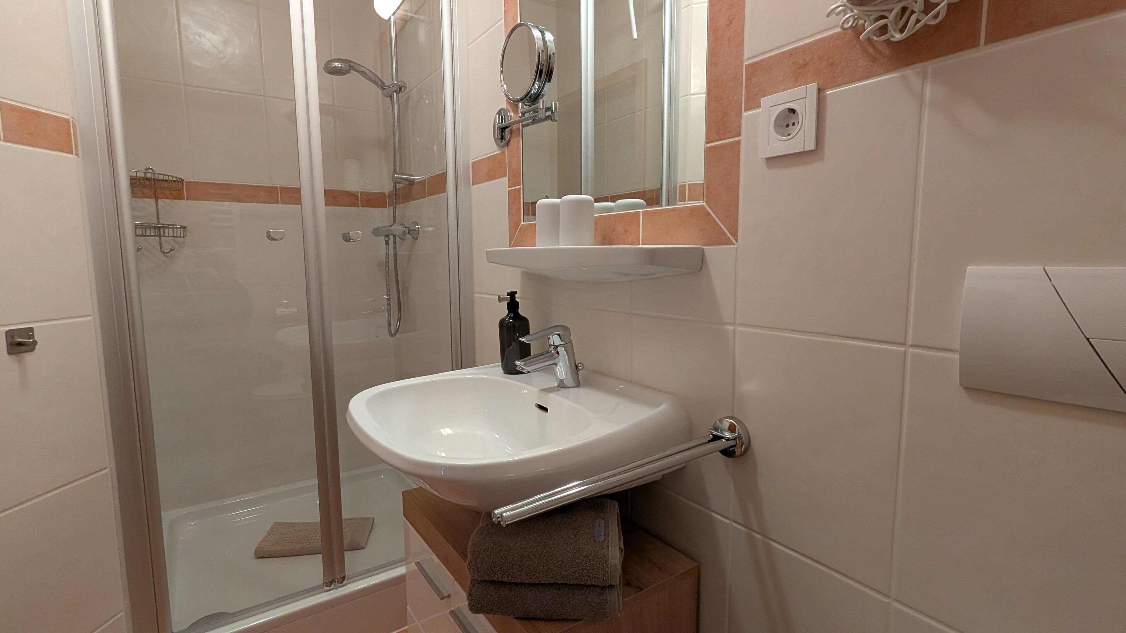 Shower, hair dryer, towels