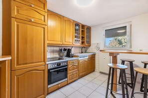 Fridge, oven, stovetop, dishwasher - Apartment 'Casa Primitivo' with Shared Garden and Wi-Fi (Aldingen)