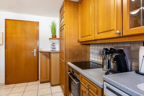 Frigorifero, forno, piano cottura, lavastoviglie