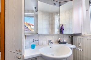 Dusj, hårføner og håndklær