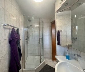 Dusche, Haartrockner, Handtücher