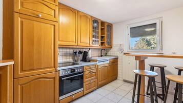 Frigorifero, forno, piano cottura, lavastoviglie