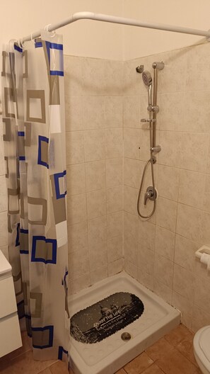 Haartrockner, Handtücher, Seife, Toilettenpapier