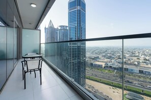 Outdoor dining - Elegant 1BR Apartment, Rooftop 360° Infinity Pool with Burj Views (Dubai)