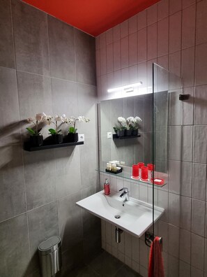 Standard Studio | Bathroom | Shower, hair dryer, slippers, towels - B40 Green ApartRooms (Budapest)