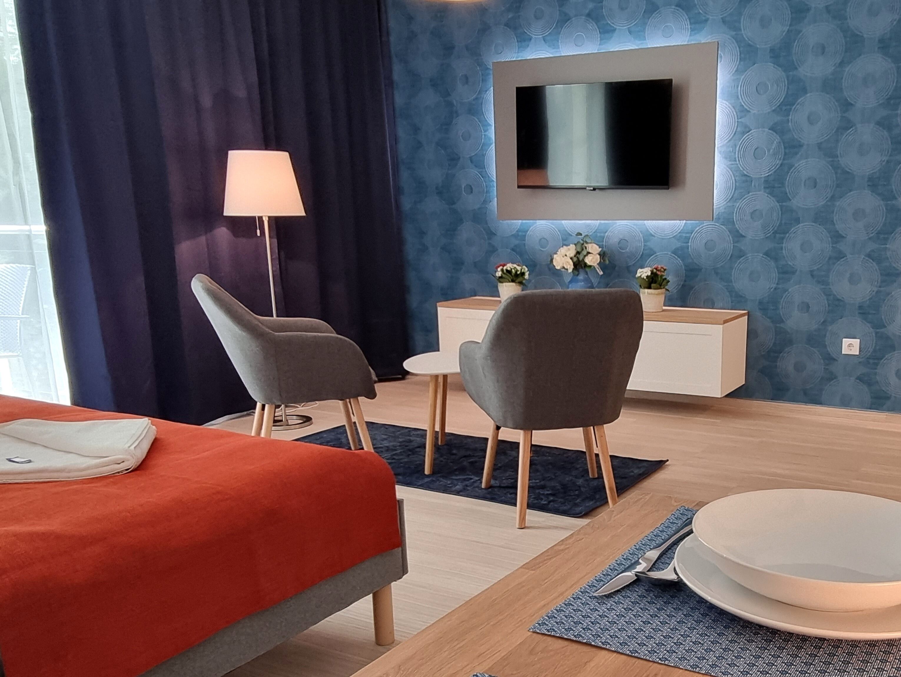 Standard Studio | In-room safe, desk, laptop workspace, blackout drapes