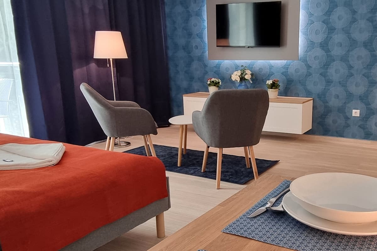 Standard Studio | In-room safe, desk, laptop workspace, blackout drapes