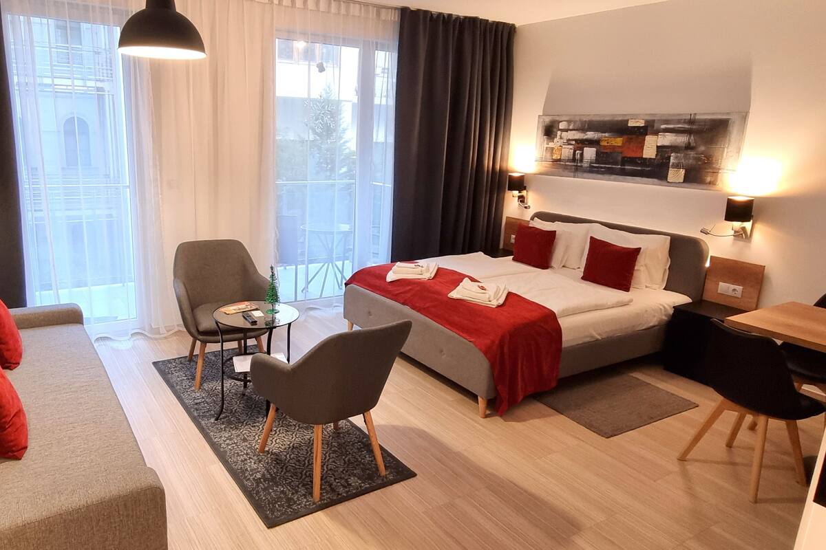 Studio, 1 Queen Bed with Sofa bed | In-room safe, desk, laptop workspace, blackout drapes