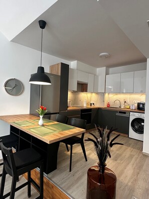 Monolocale Superior | Cucina privata | Frigorifero, microonde, piano cottura, lavastoviglie